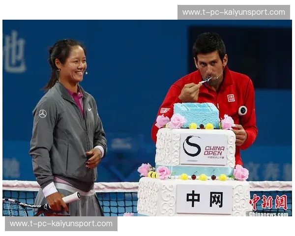 当火辣金花遇见搞怪球王:李娜与小德,那场从未落幕的网坛“巅峰对决” 当火辣金花遇见搞怪球王:李娜与小德,那场从未落幕的网坛“巅峰对决”